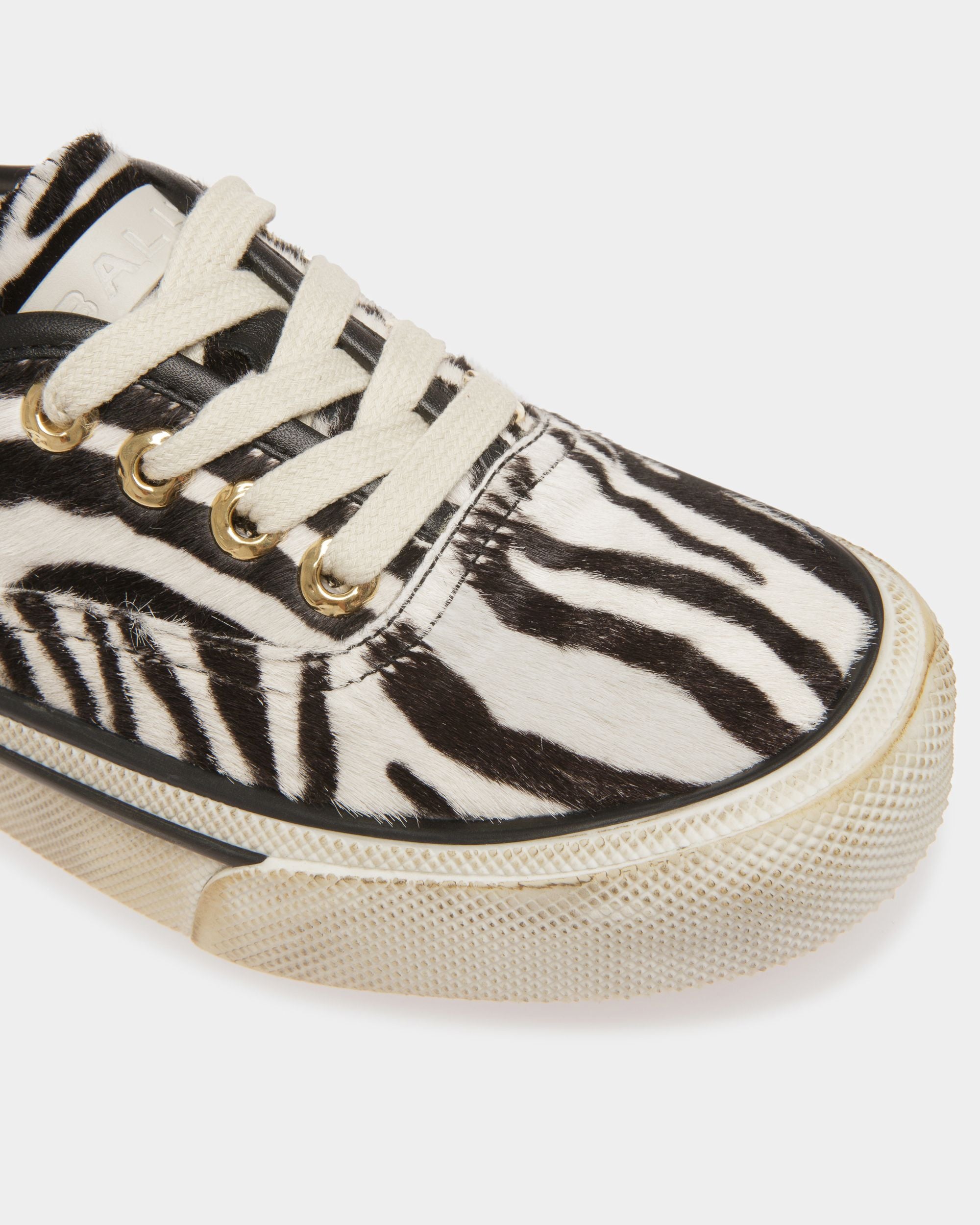 Zapatillas Santa Ana De Piel De Becerro Con Pelo Blanca Y Negra - Hombre - Bally - 05