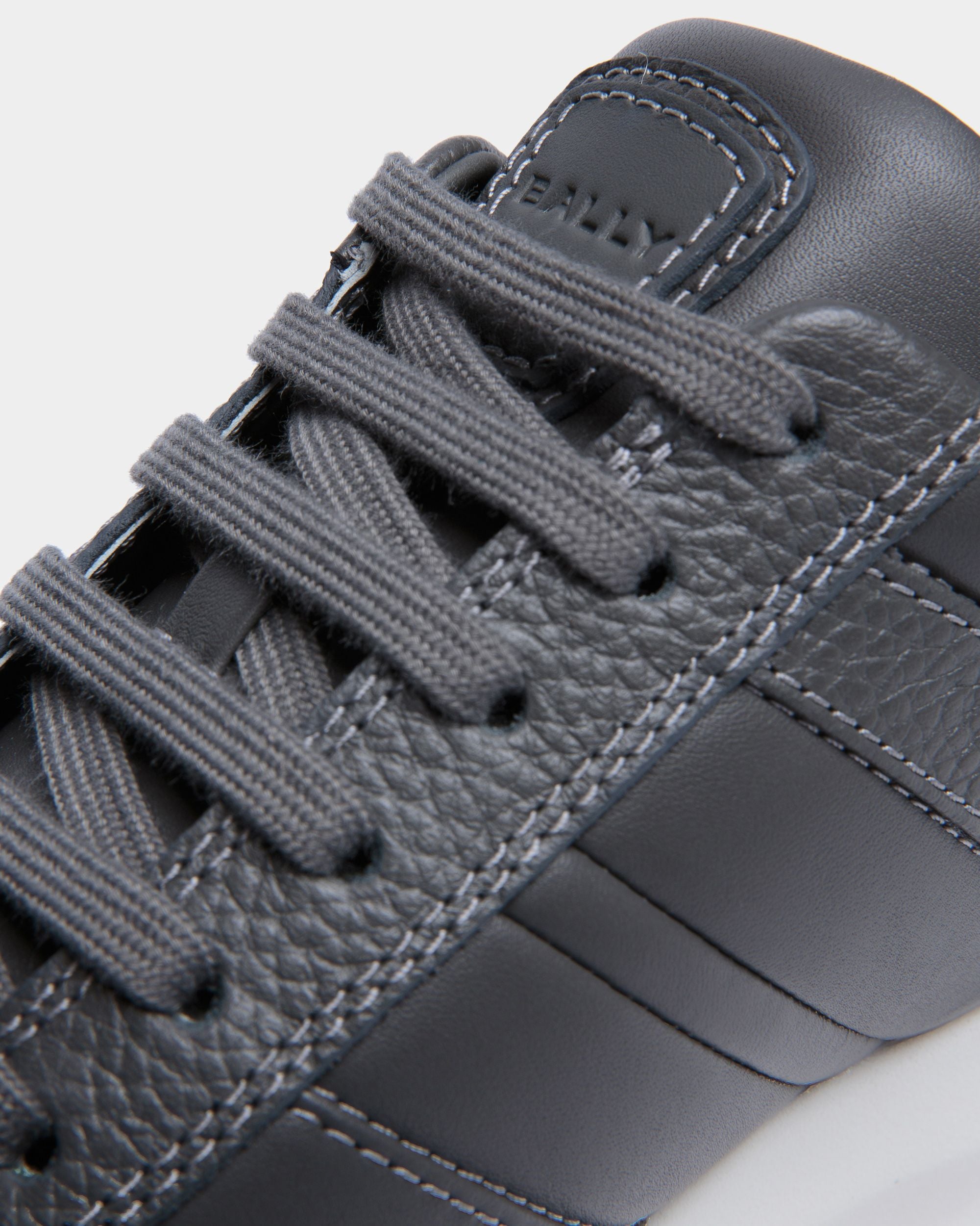 Zapatilla Outline De Piel Granulada En Gris - Hombre - Bally - 05