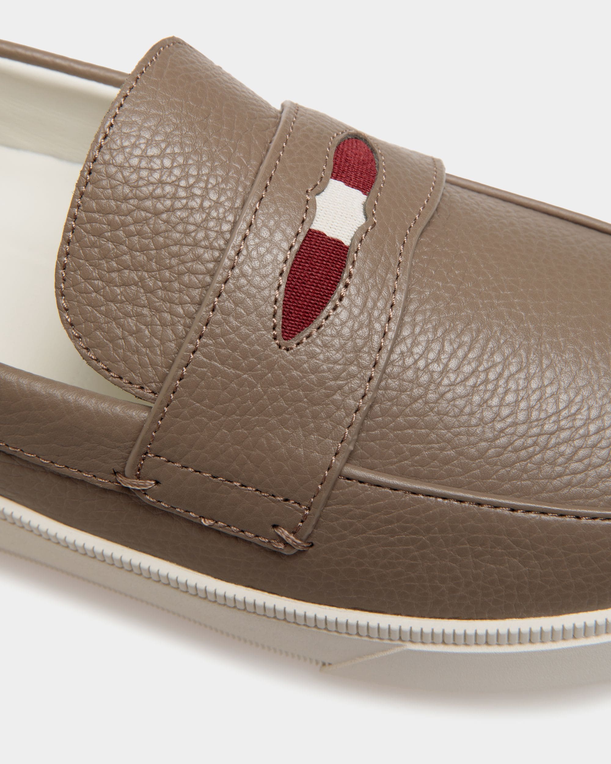 Raise Sneaker In Taupe Grained Leather - Hombre - Bally - 05