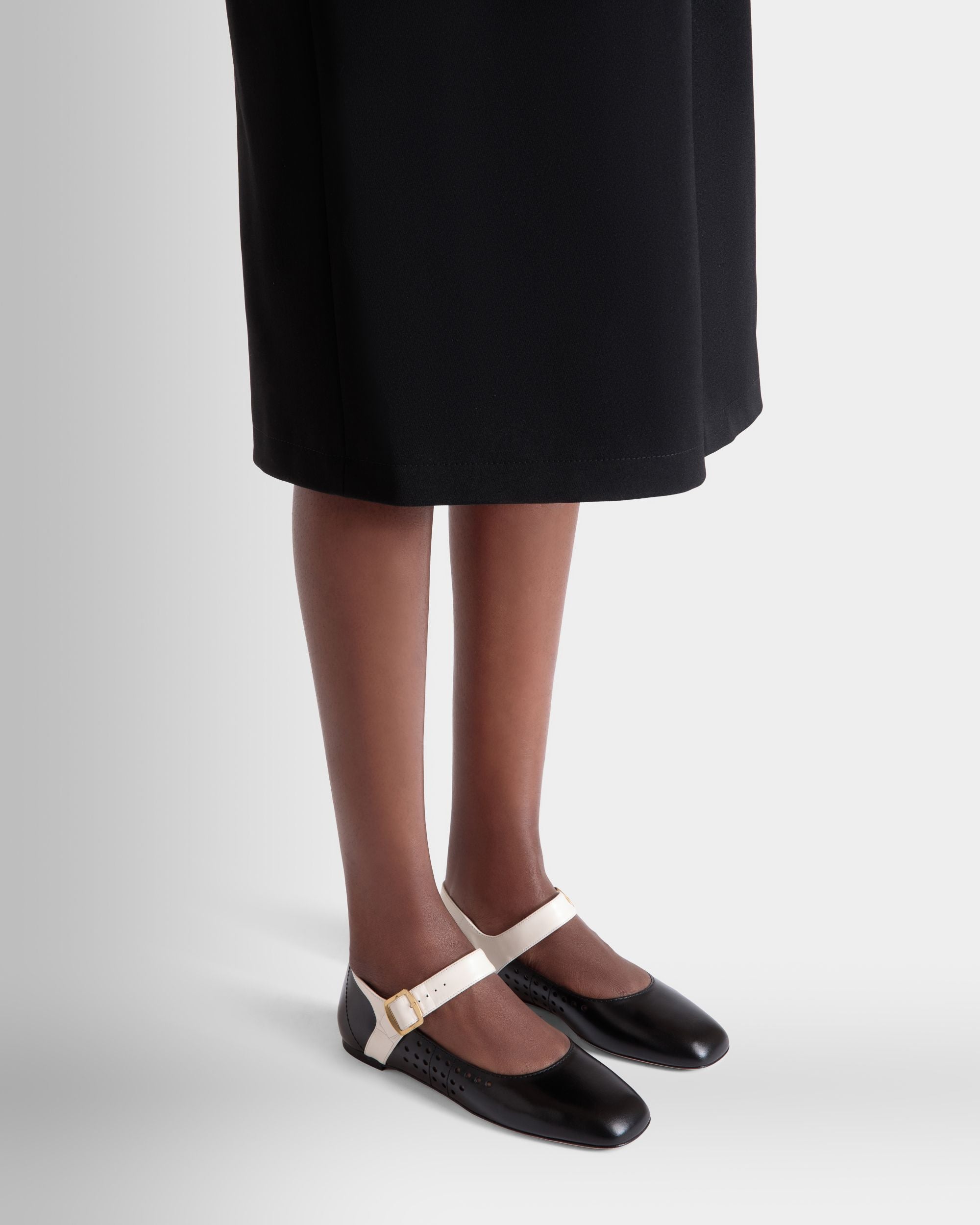 Zapato Plano Ballyrina De Piel Negra Y Blanca - Mujer - Bally - 02