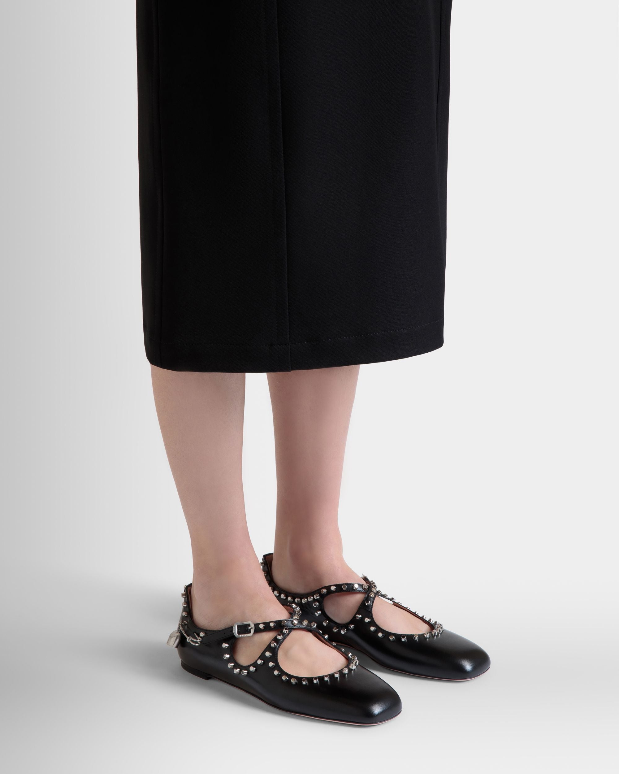 Zapato Plano Ballyrina De Piel Negra Con Tachuelas - Mujer - Bally - 02