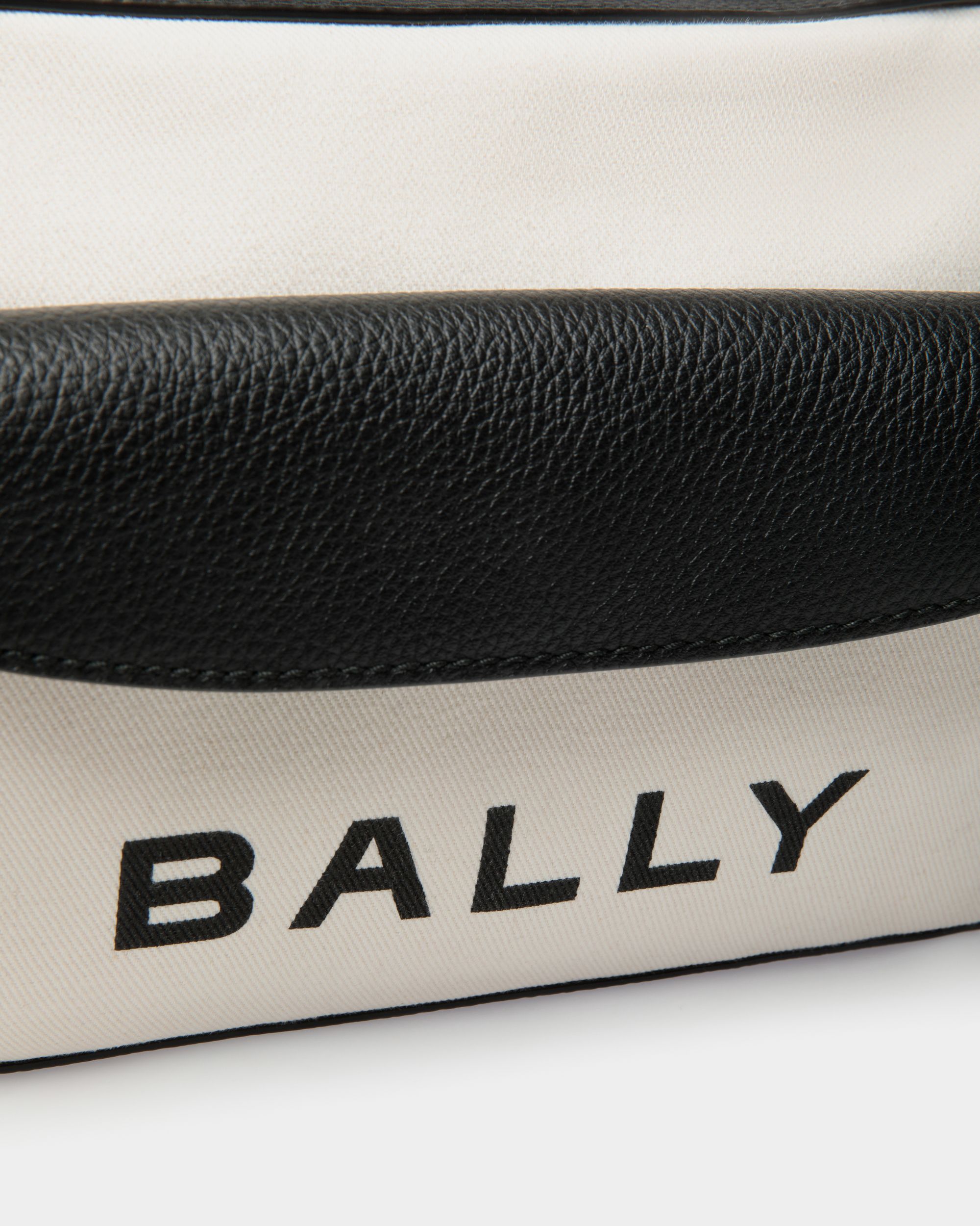 Bolso Bandolera Bar De Tela Blanca Y Piel Negra - Mujer - Bally - 05