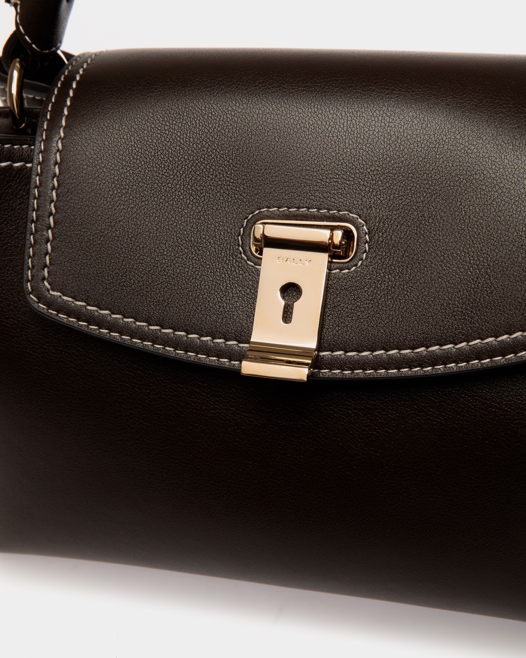 Bolso Pequeño Con Asa Superior Lock Me De Piel Ébano - Mujer - Bally - 05