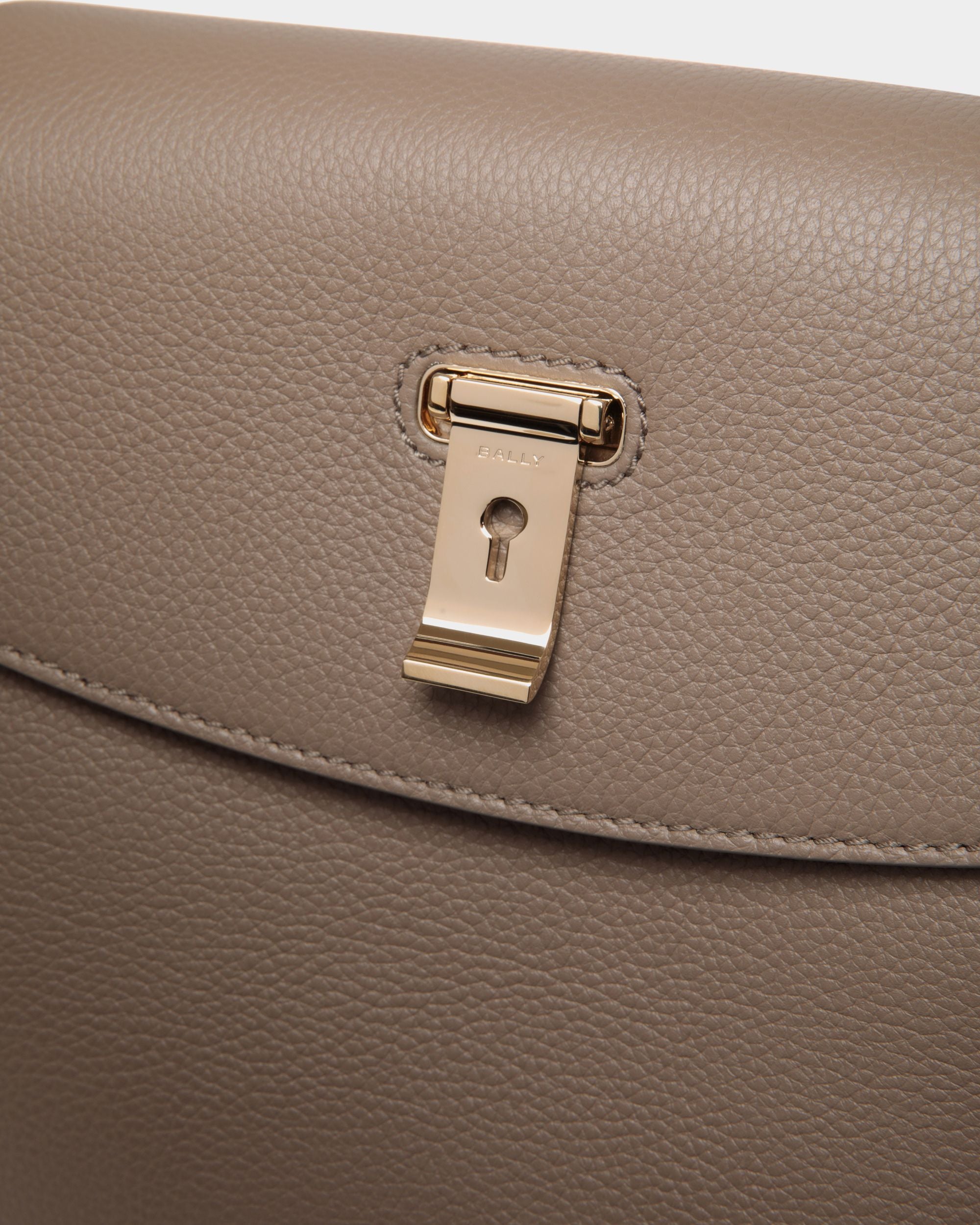 Bolso Con Asa Superior Lock Me De Piel Granulada Topo - Mujer - Bally - 06