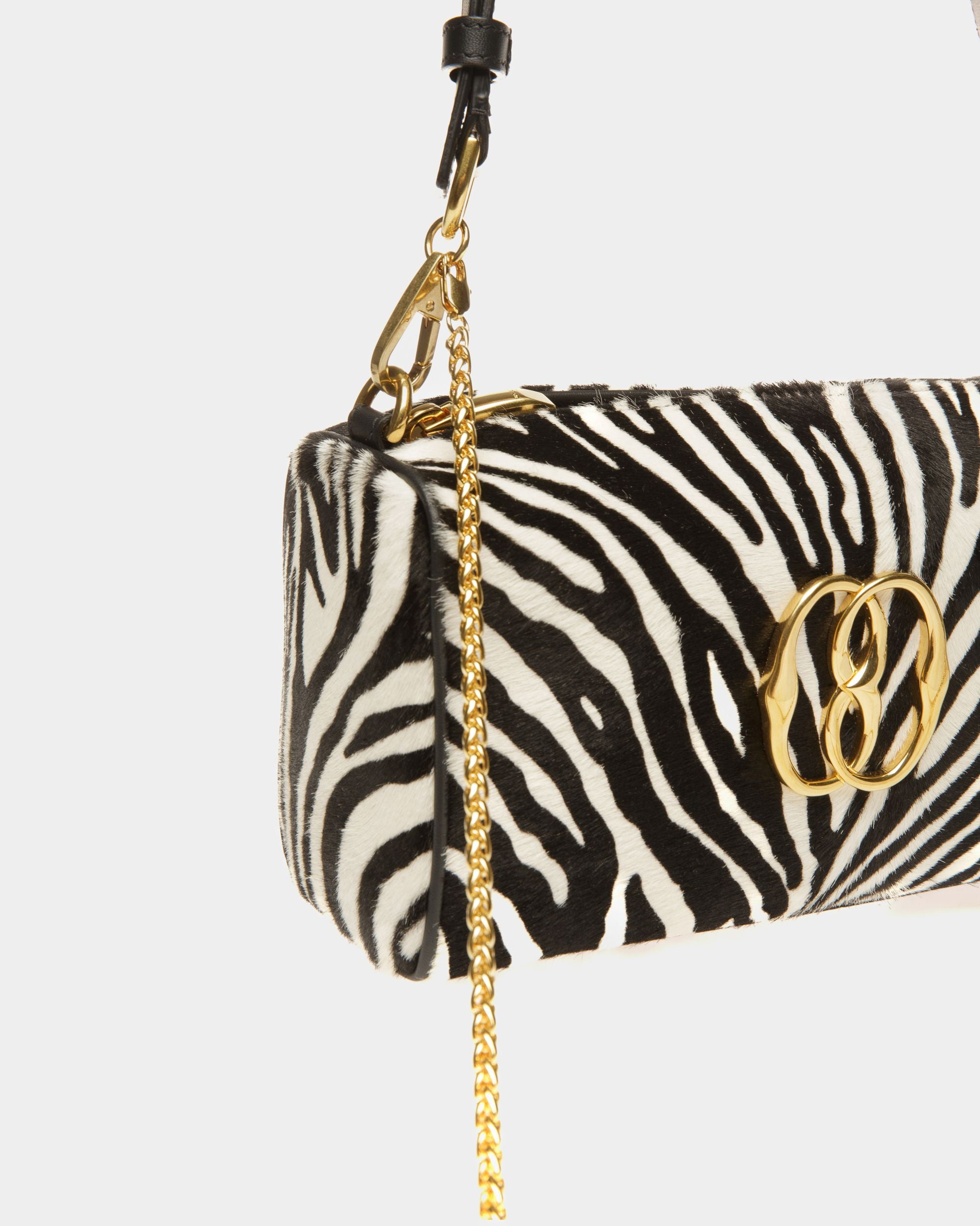 Minibolso Emblem De Piel De Becerro Con Pelo Blanca Y Negra - Mujer - Bally - 04