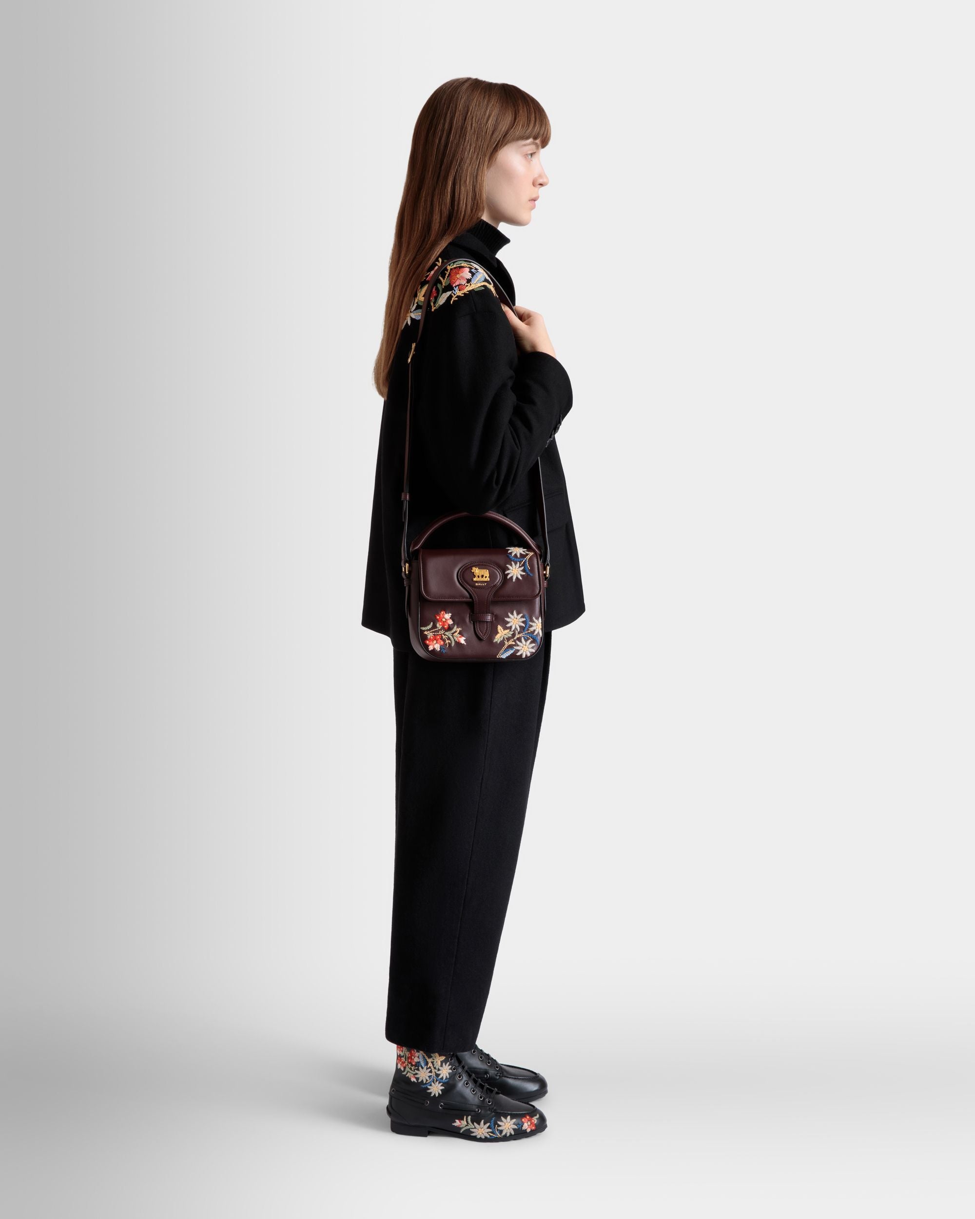 Minibolso De La Cápsula Winter Piel Chestnut Brown Con Alpine Flowers - Mujer - Bally - 02
