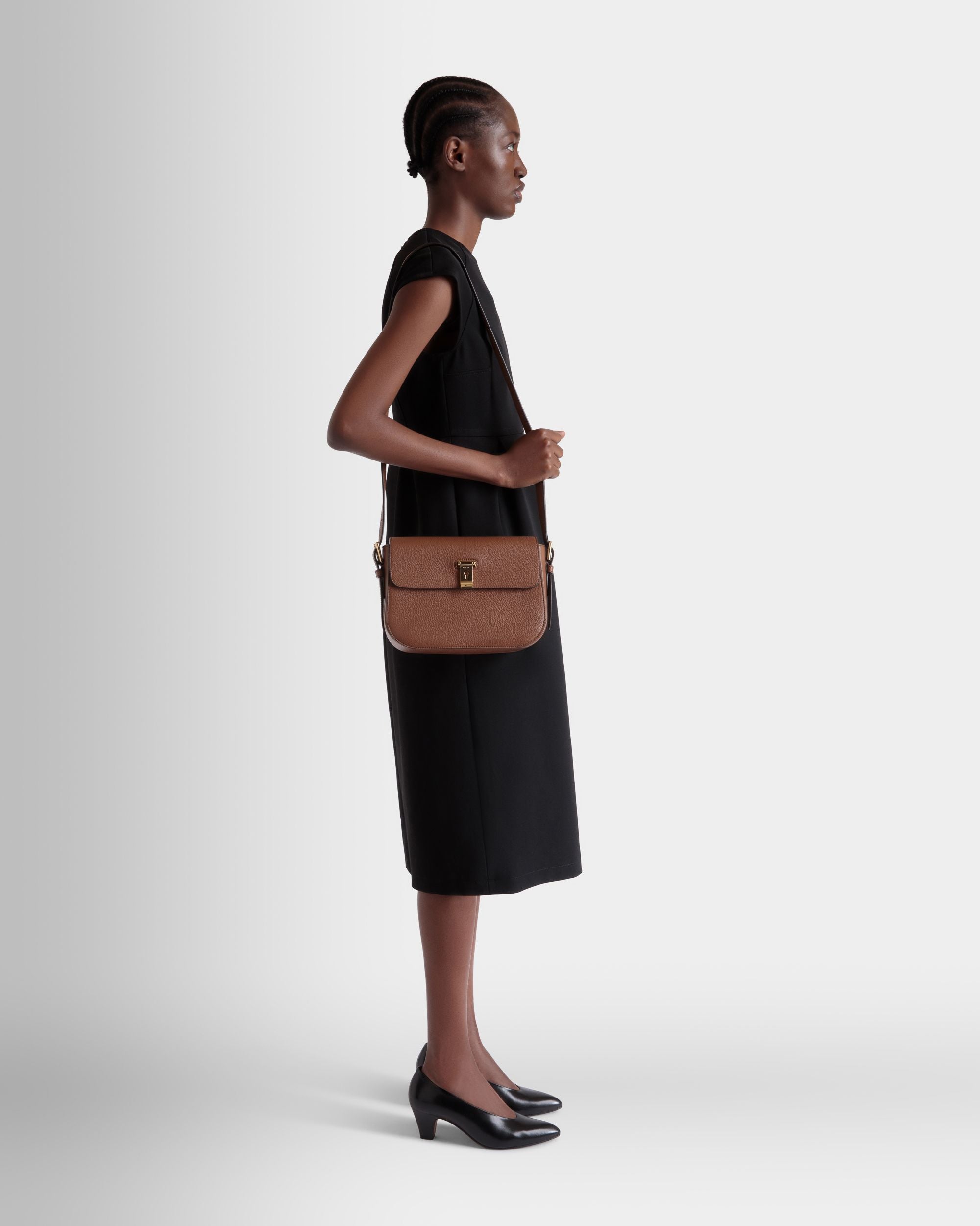 Bolso De Hombro Lock Me De Piel Granulada Marrón - Mujer - Bally - 02