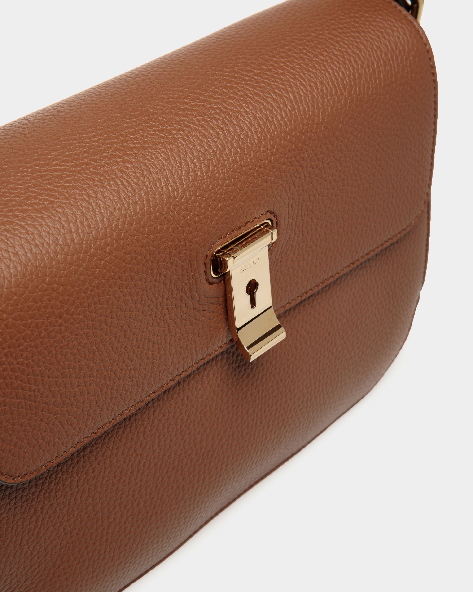 Bolso De Hombro Lock Me De Piel Granulada Marrón - Mujer - Bally - 06