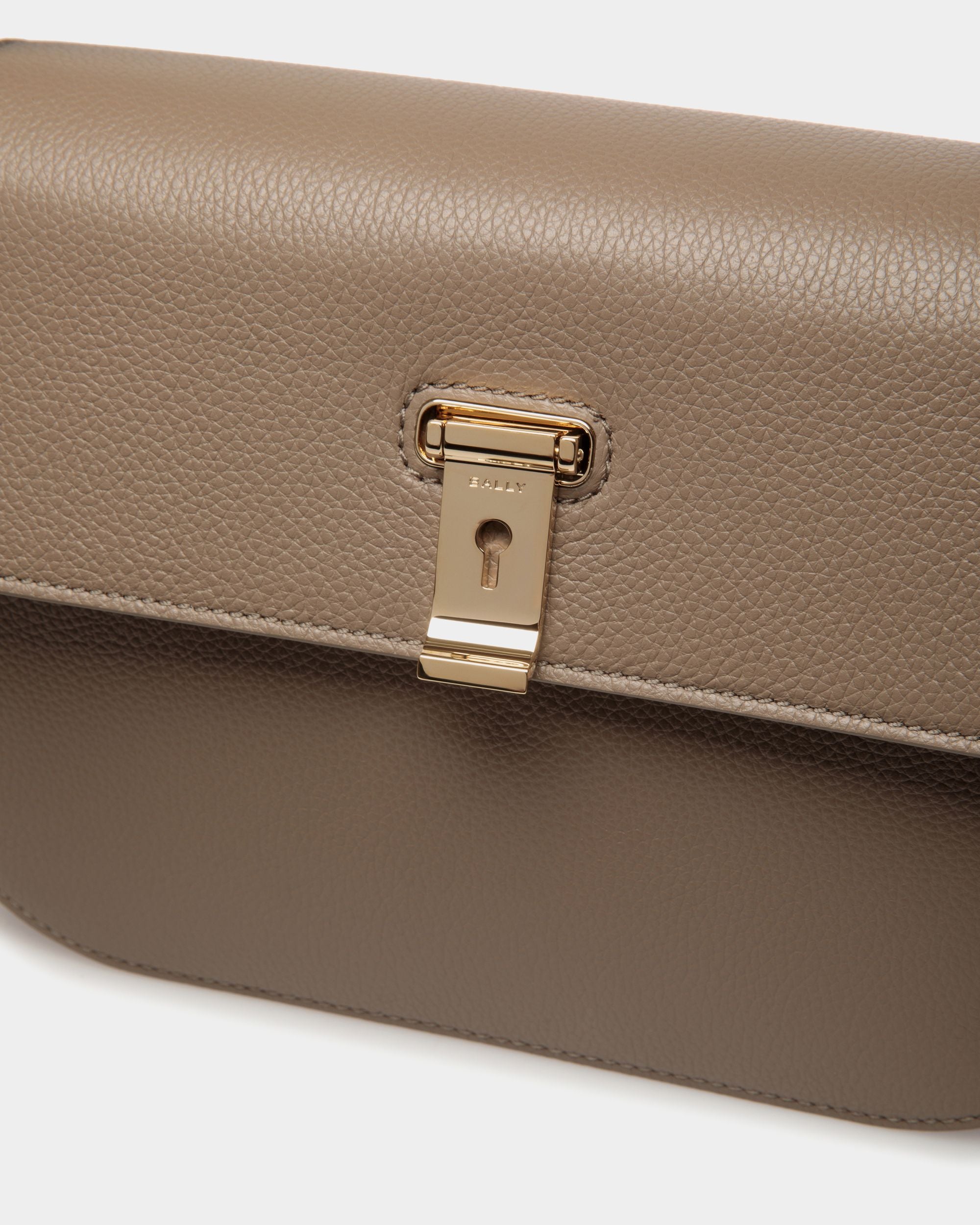 Lock Me Shoulder Bag in Taupe Grained Leather - Mujer - Bally - 05