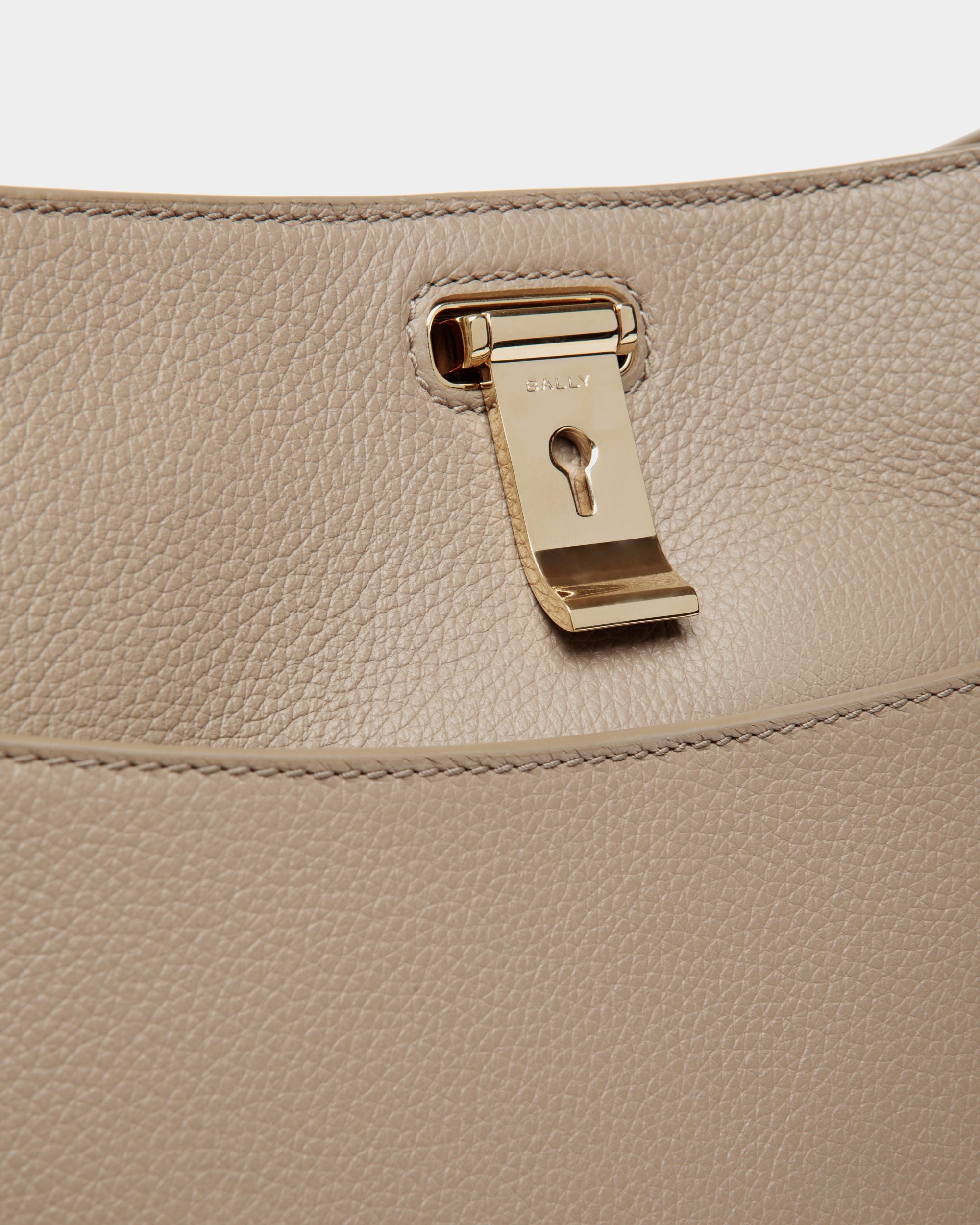 Bolso De Hombro Lock Me De Piel Granulada Topo - Mujer - Bally - 05