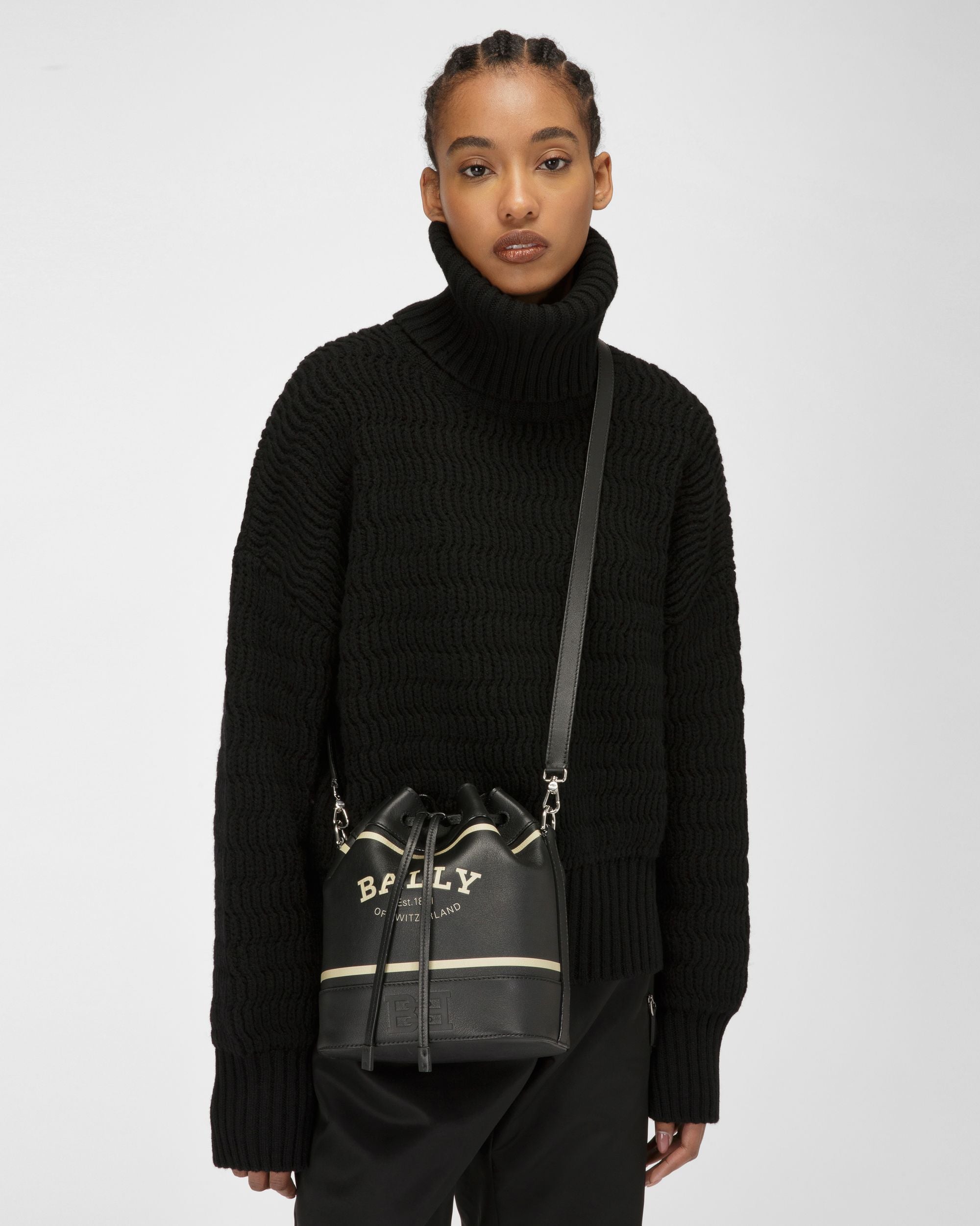 Cleoh Bolso Tipo Saco En Piel De Color Negro - Mujer - Bally - 02