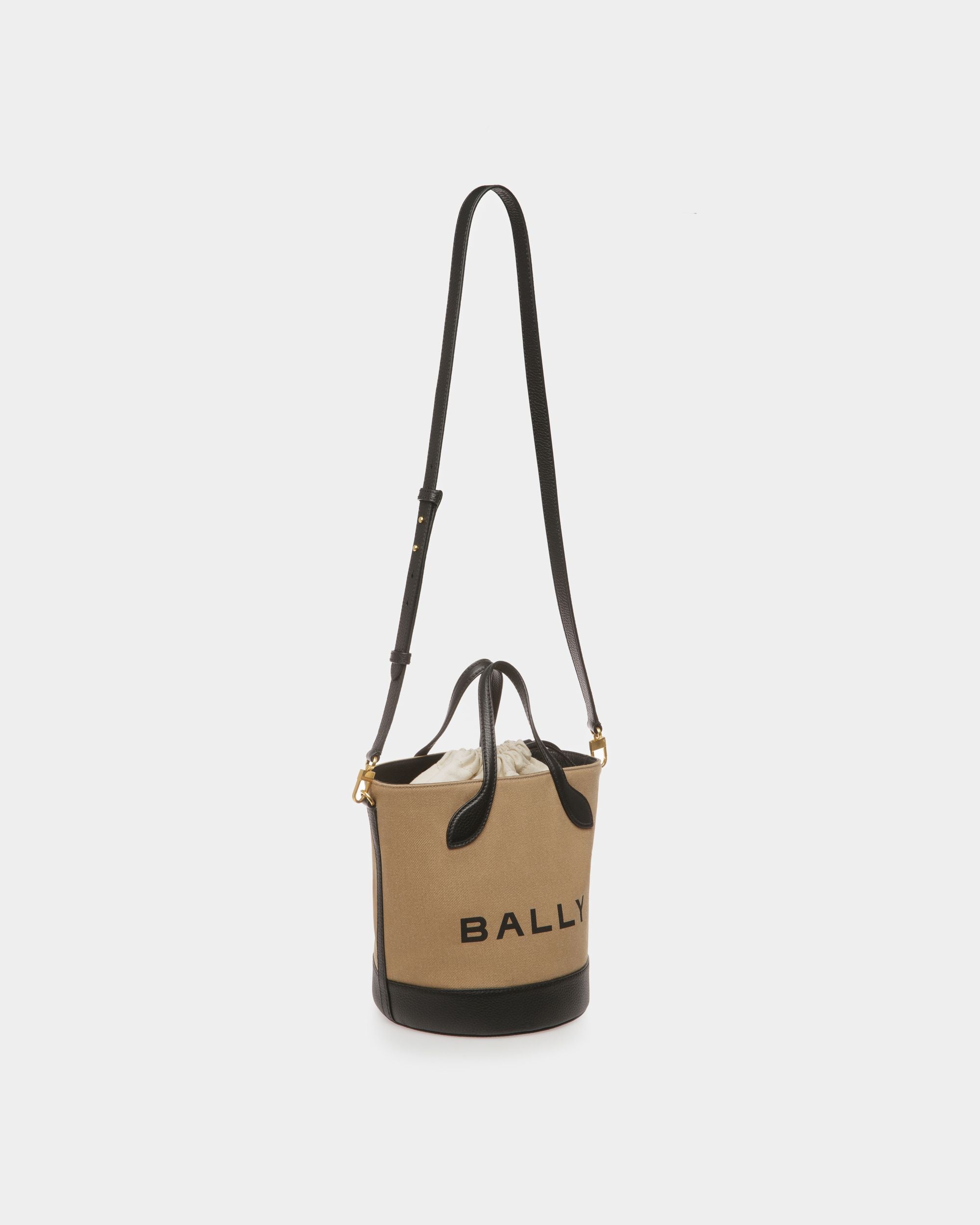 Bolso Cubo Bar De Tela Color Arena Y Negro - Mujer - Bally - 05