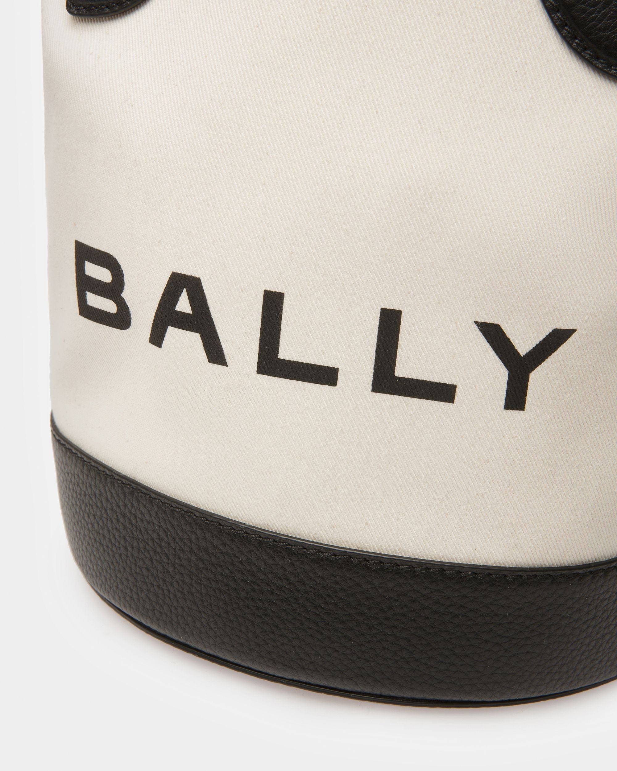 Bolso Cubo Bar De Tela Color Natural Y Negro - Mujer - Bally - 06