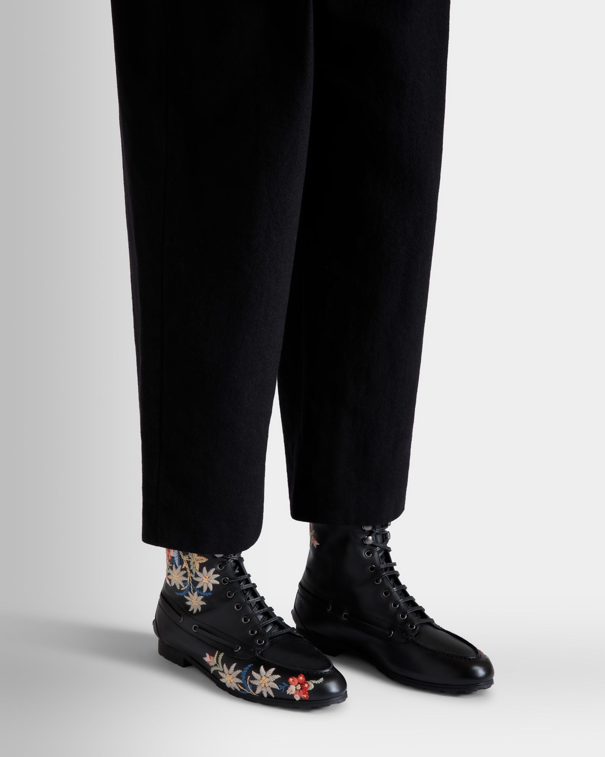 Botín De La Cápsula Winter De Piel Negra Con Alpine Flowers - Mujer - Bally - 02