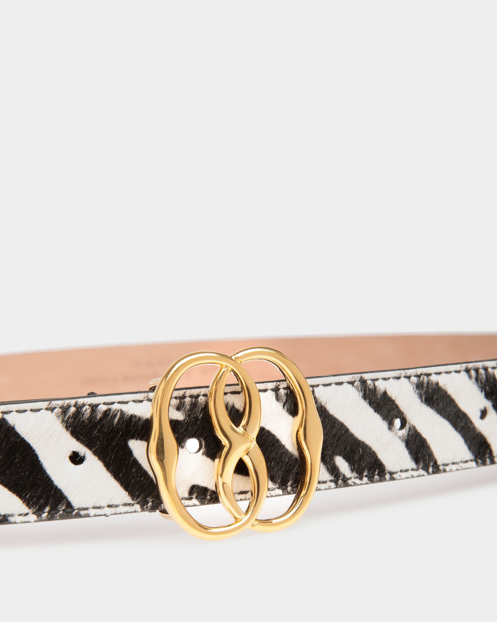 Cinturón Fijo Emblem De Piel De Becerro Con Pelo Blanca Y Negra - Mujer - Bally - 03