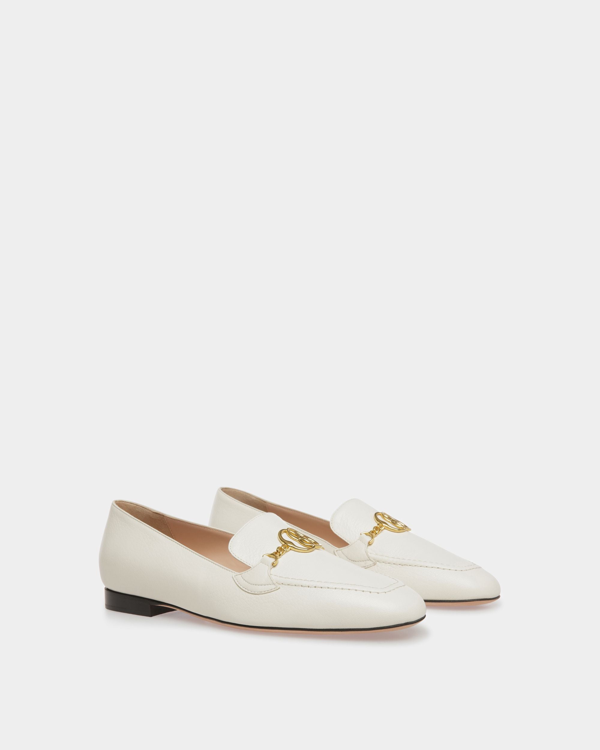 Mocasines Emblem De Piel Color Hueso - Mujer - Bally - 02