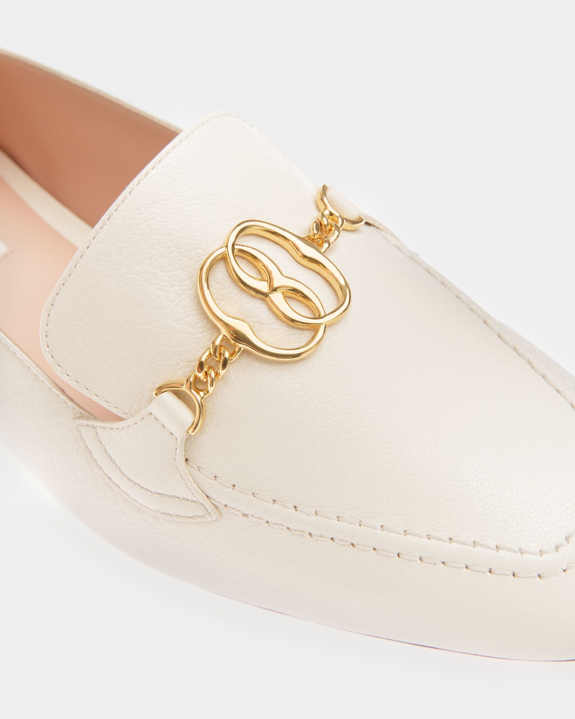 Mocasines Emblem De Piel Color Hueso - Mujer - Bally - 04