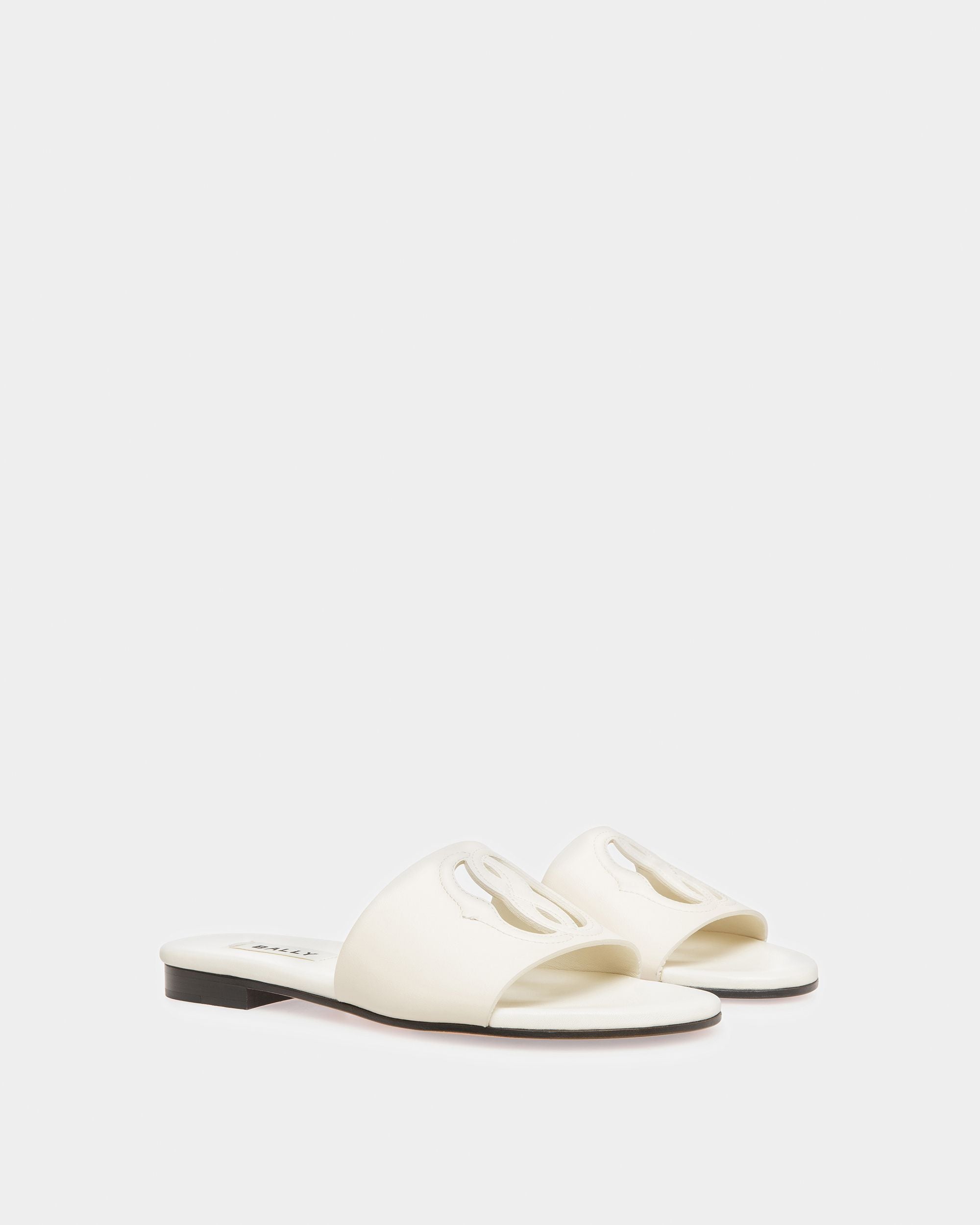 Sandalias Emblem De Piel Color Hueso - Mujer - Bally - 02