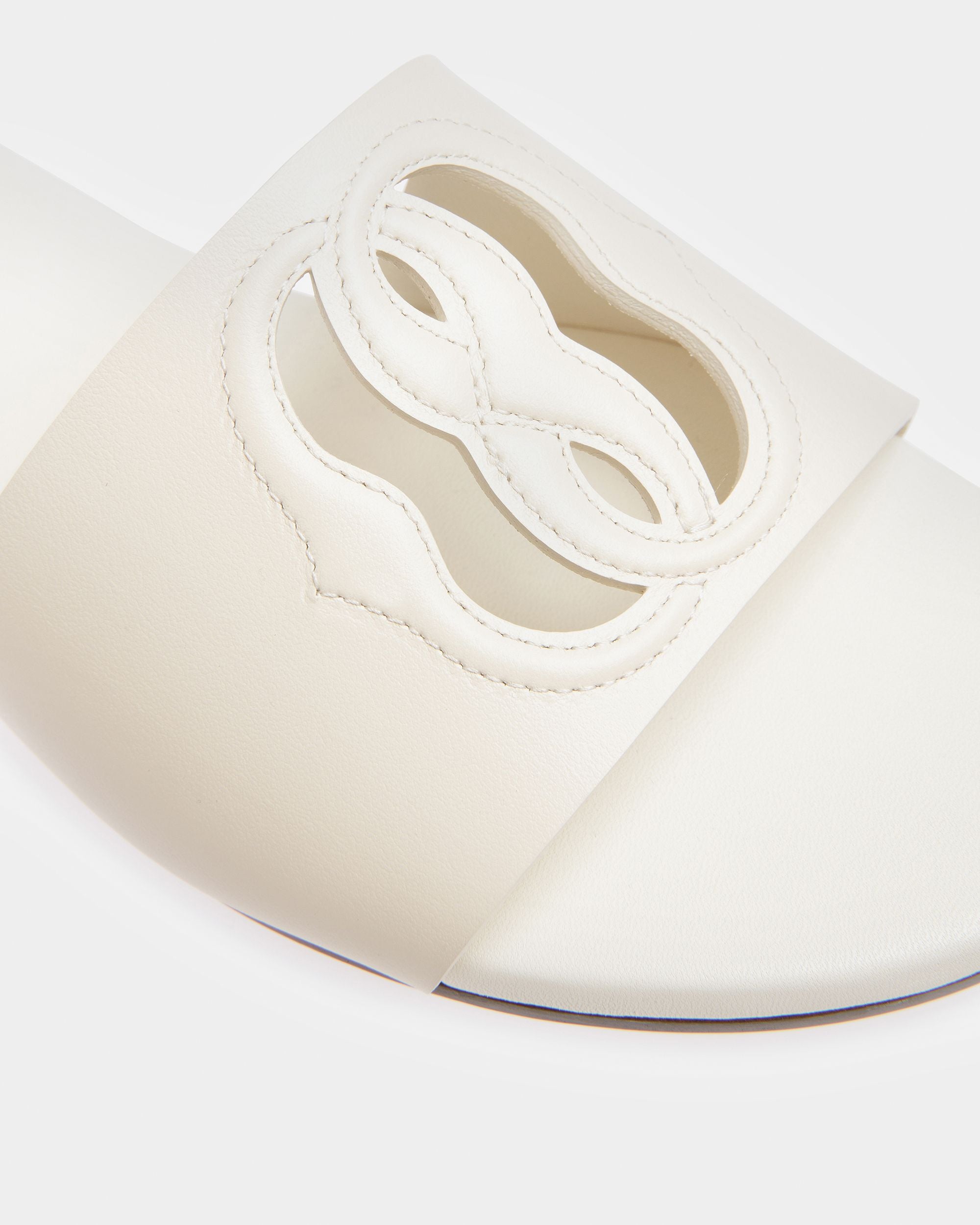 Sandalias Emblem De Piel Color Hueso - Mujer - Bally - 04