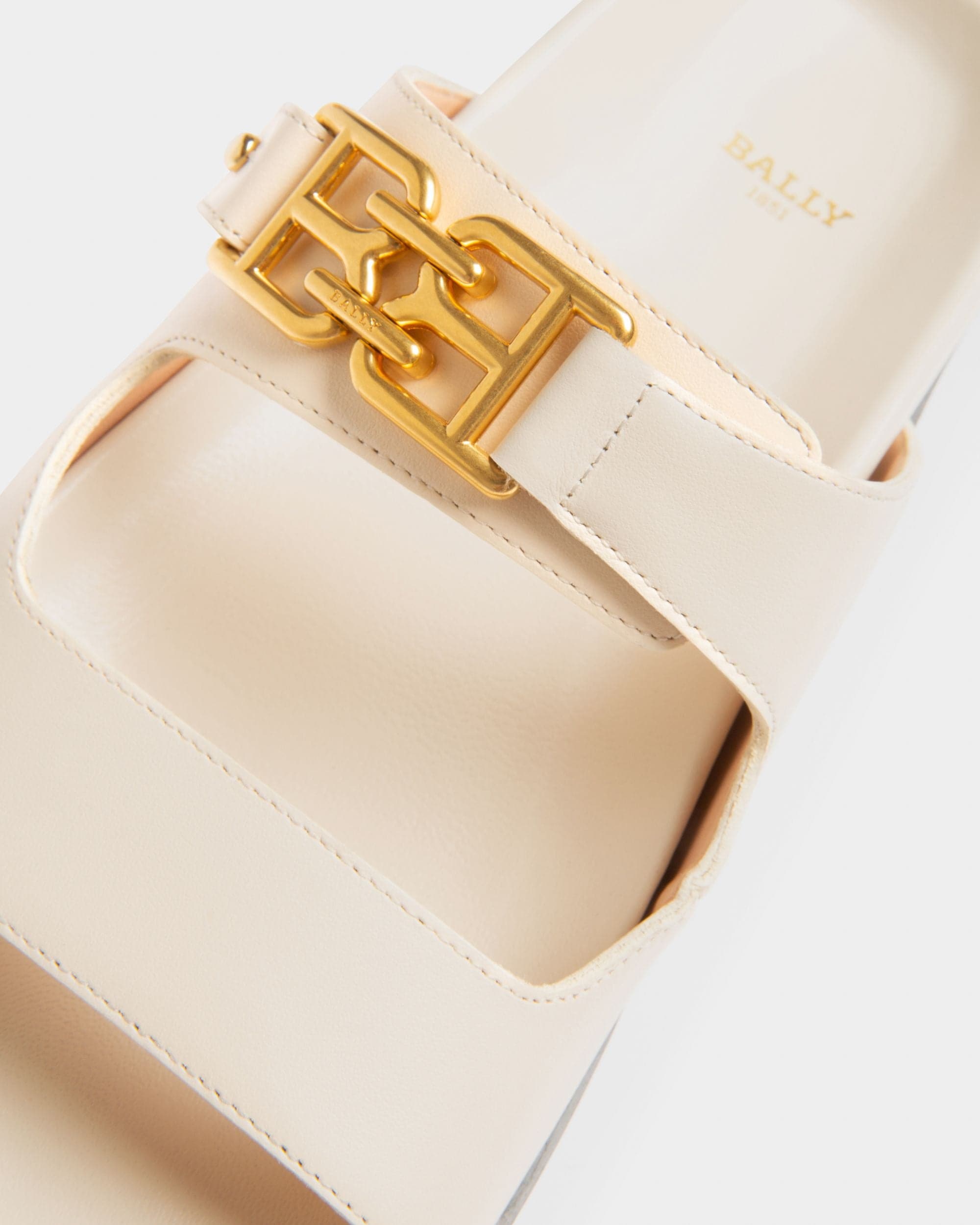 Emma Sandalias En Piel De Color Crema - Mujer - Bally - 06