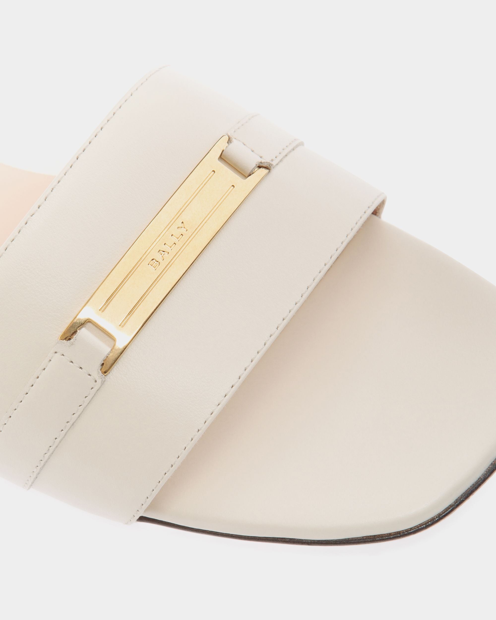 Deco Flat Sandal in White Leather - Mujer - Bally - 05