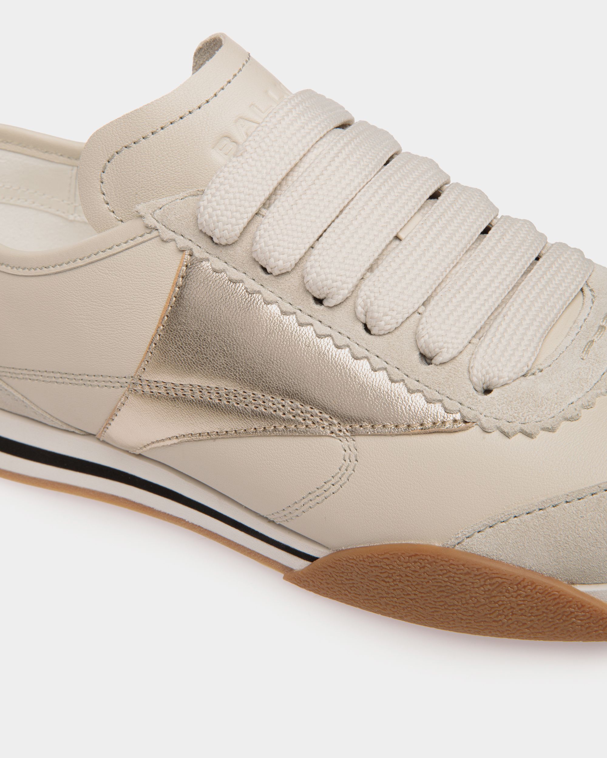 Zapatilla Sussex De Piel Blanca Y Dorada - Mujer - Bally - 05