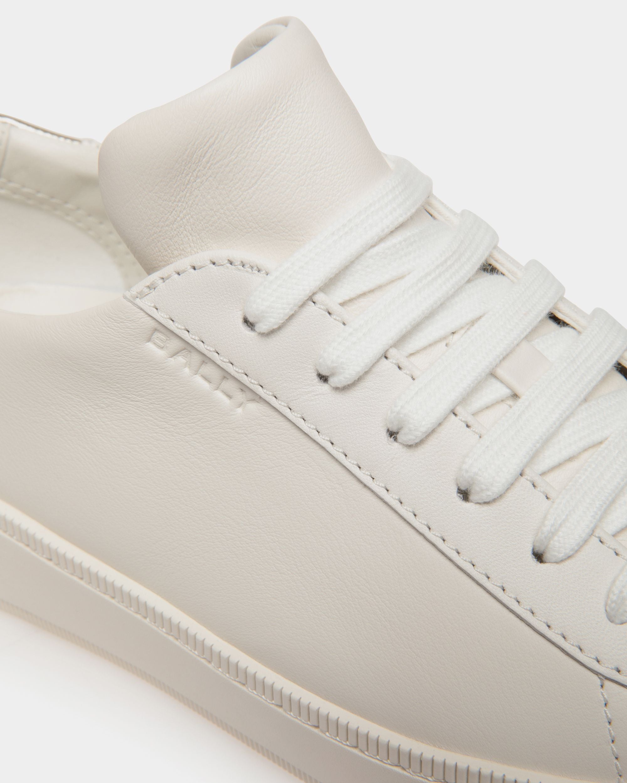 Zapatilla Raise De Piel Blanca Y Dorada - Mujer - Bally - 06