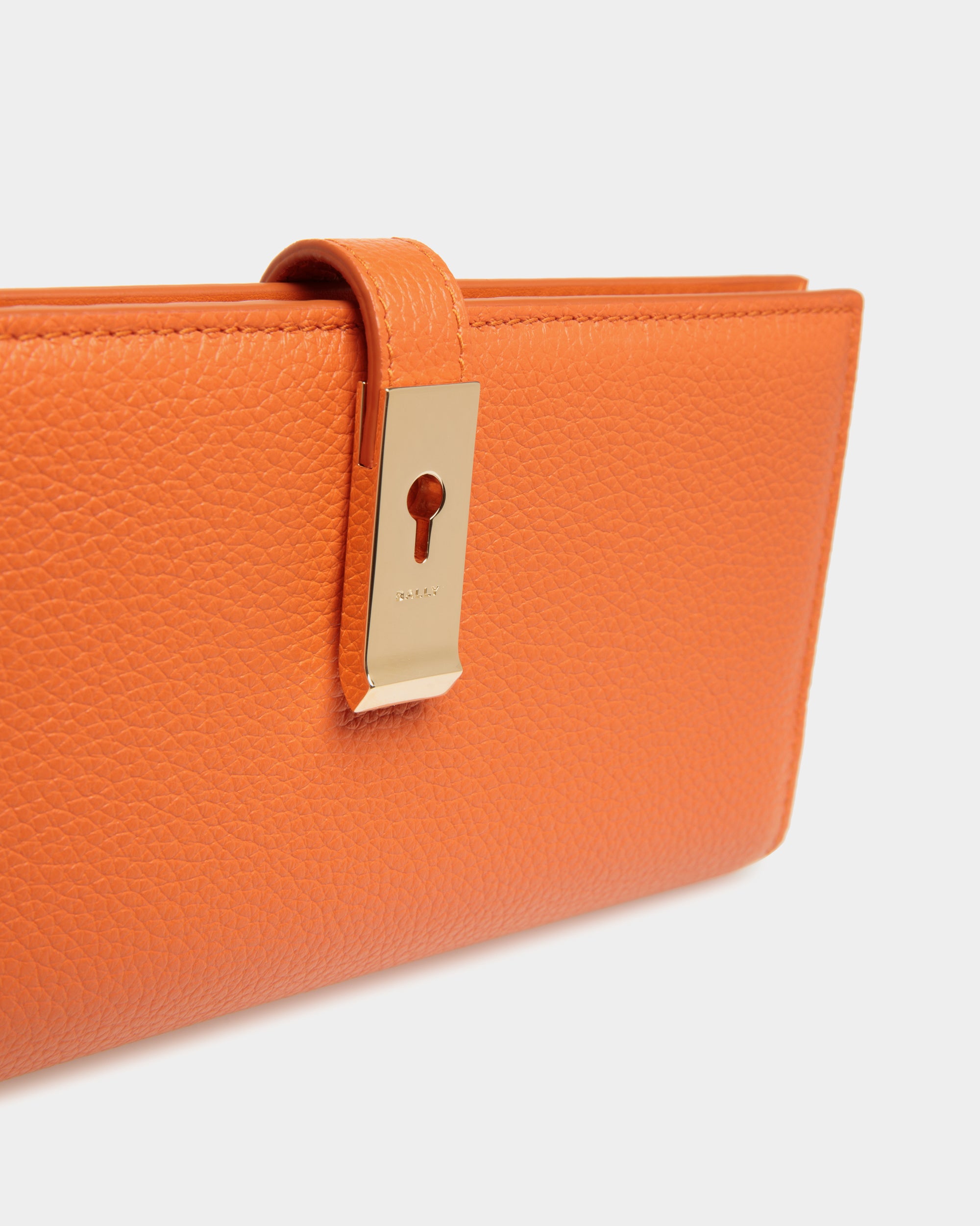 Cartera Alargada Lock Me De Piel Granulada Koi Orange - Mujer - Bally - 04