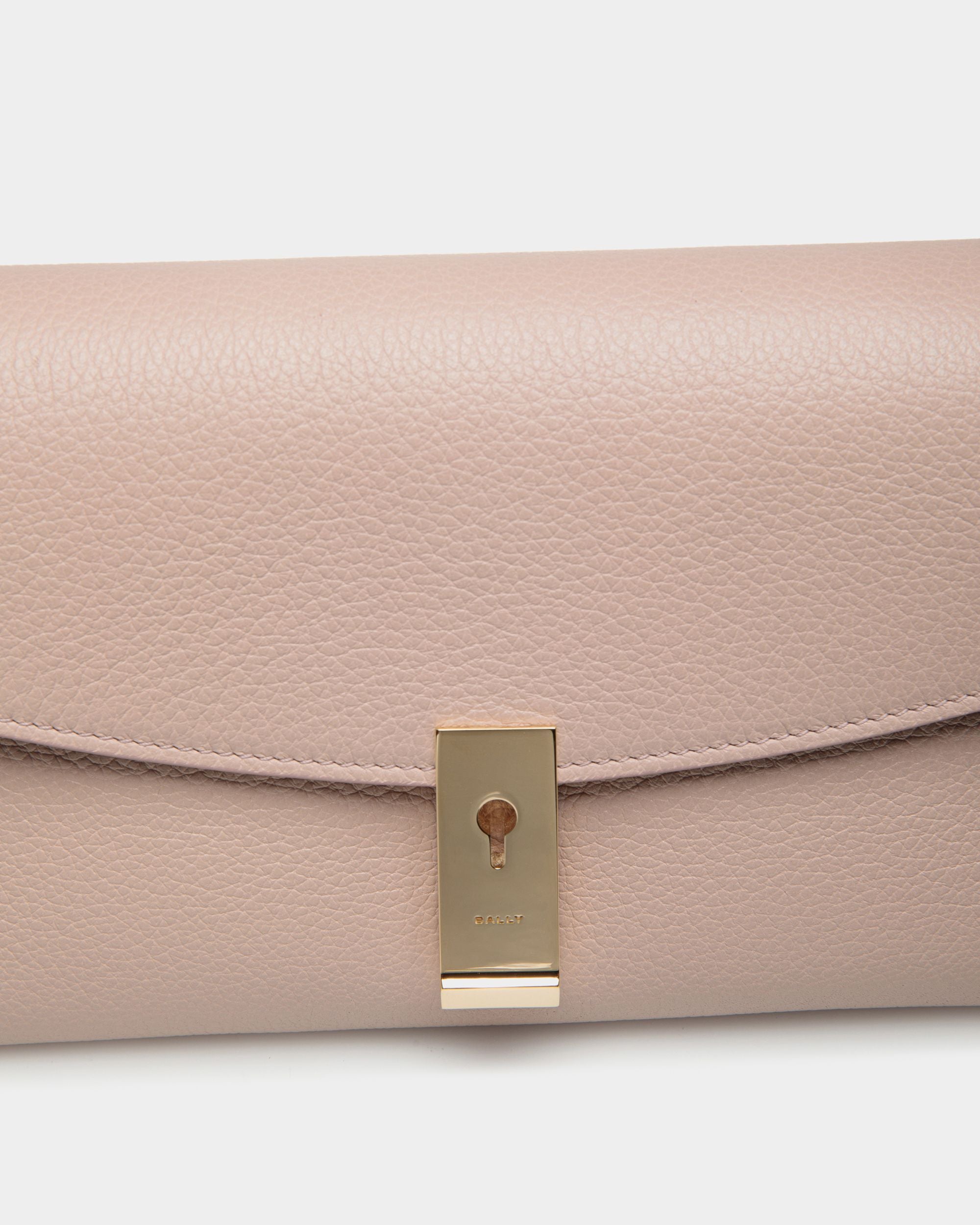 Minibolso Multiusos Lock Me De Piel Granulada Light Beige - Mujer - Bally - 04