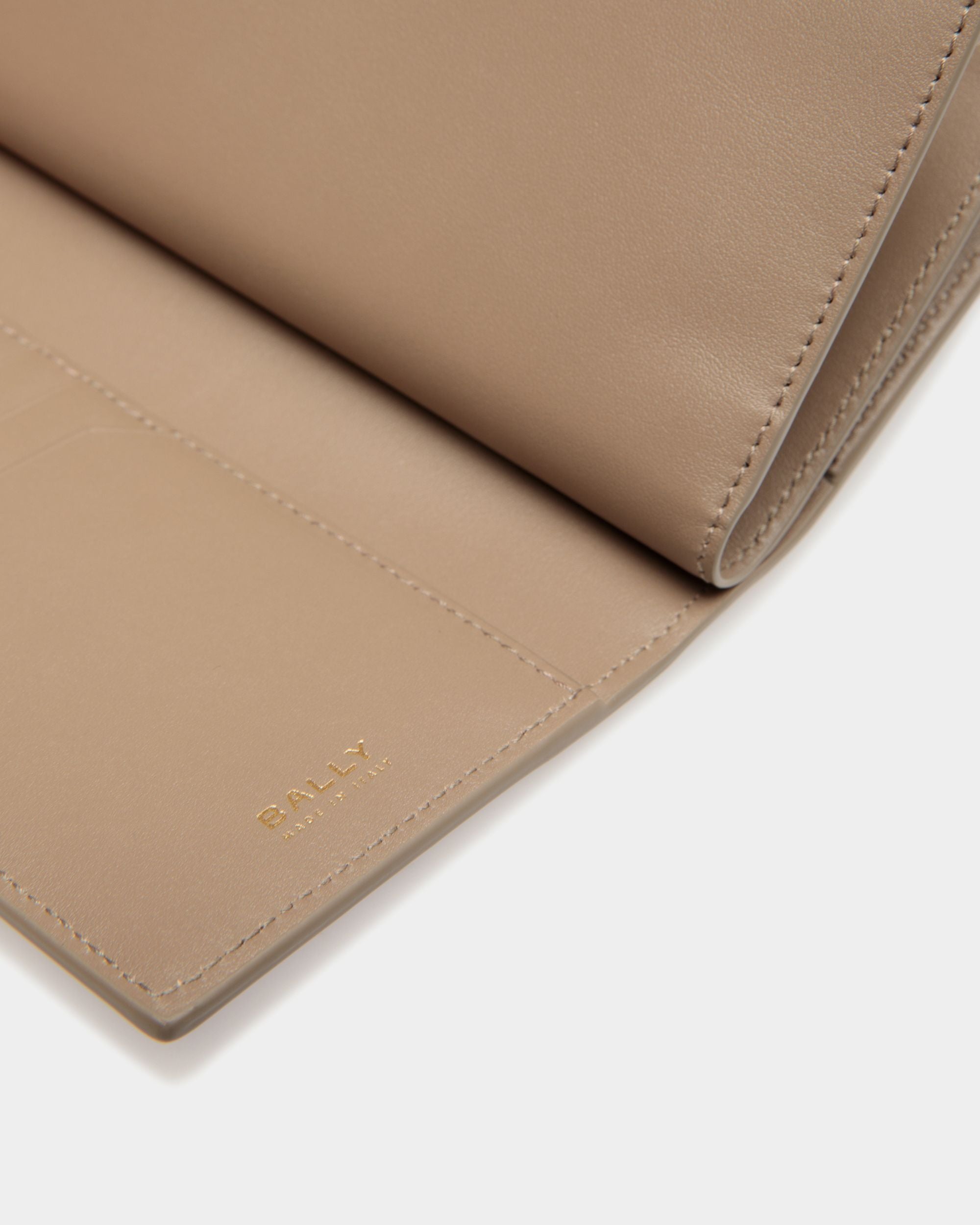 Cartera Alargada Lock Me De Piel Granulada Topo - Mujer - Bally - 04