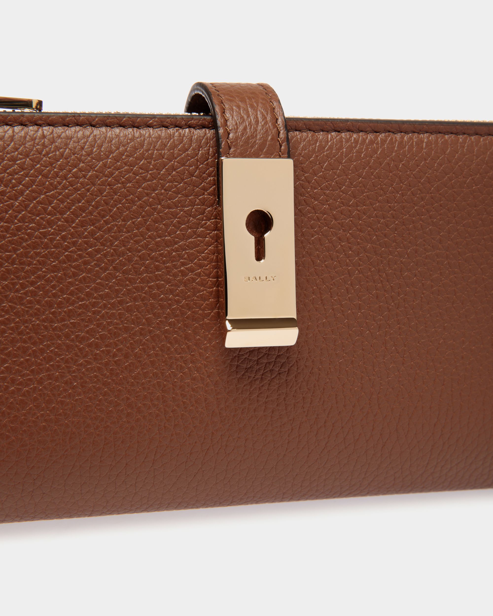 Cartera Alargada Lock Me De Piel Granulada Marrón - Mujer - Bally - 04