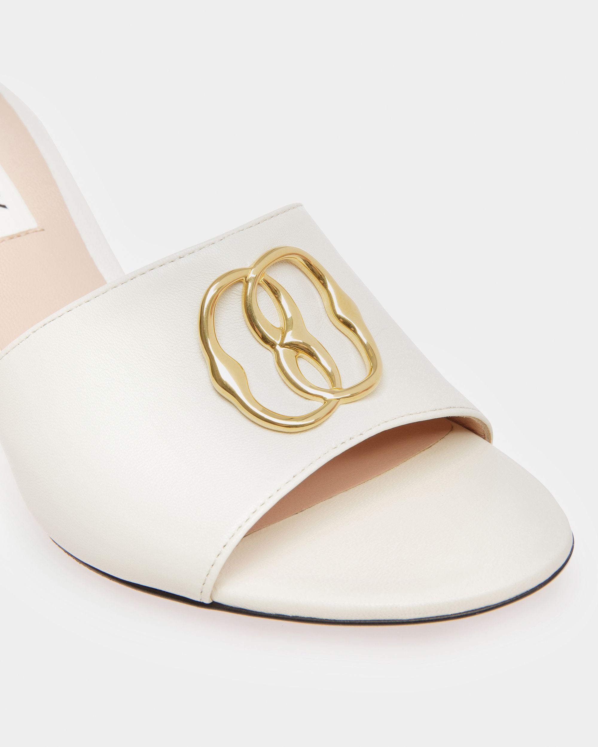Sandalias Emblem De Piel Color Hueso - Mujer - Bally - 04