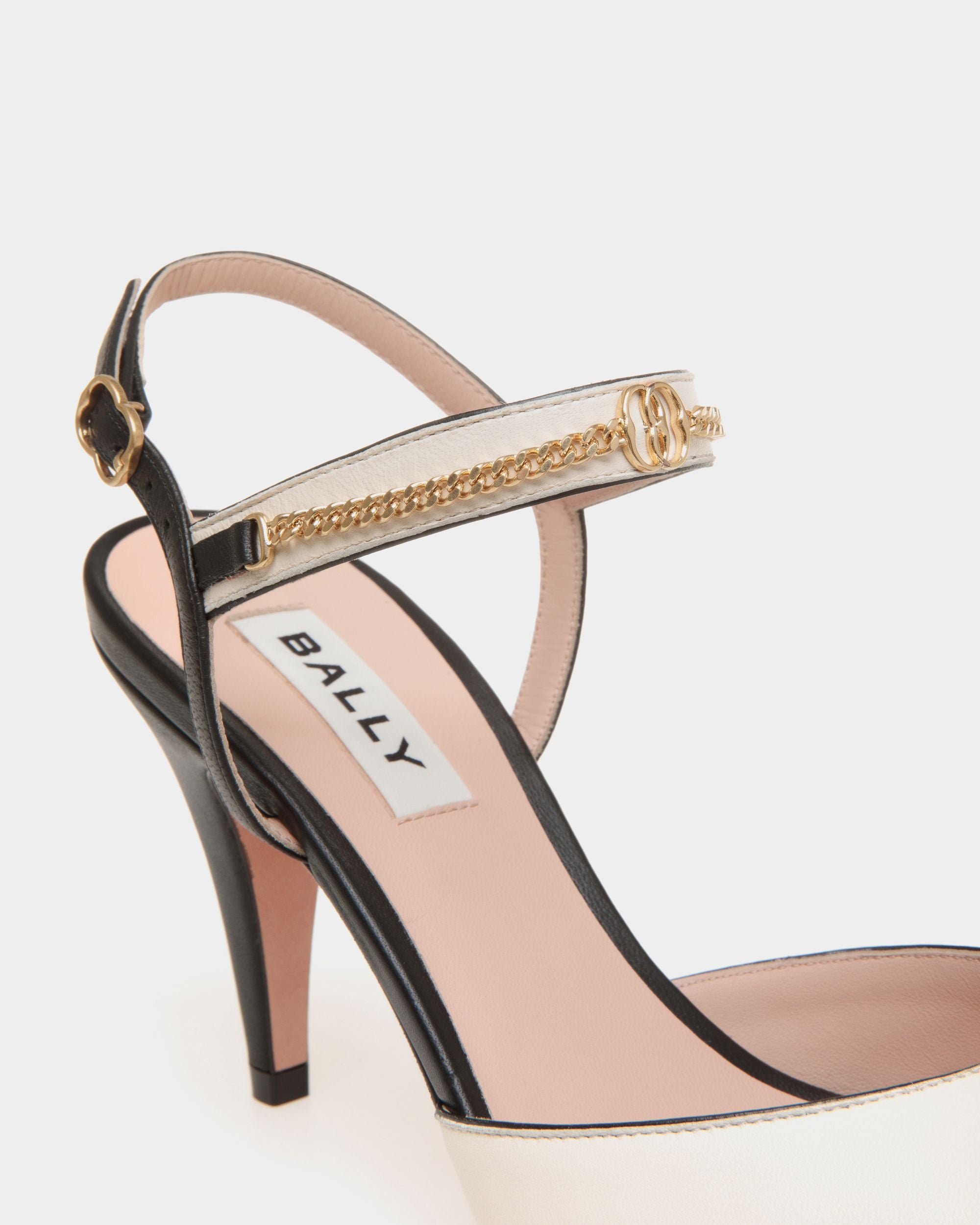 Sandalia De Tacón Daily Emblem De Piel Blanca Y Negra - Mujer - Bally - 04